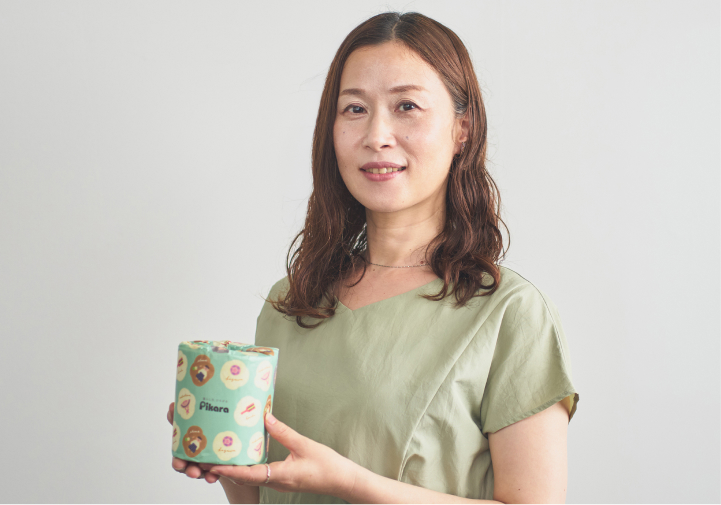グッズを手にするうにのれおなさん
