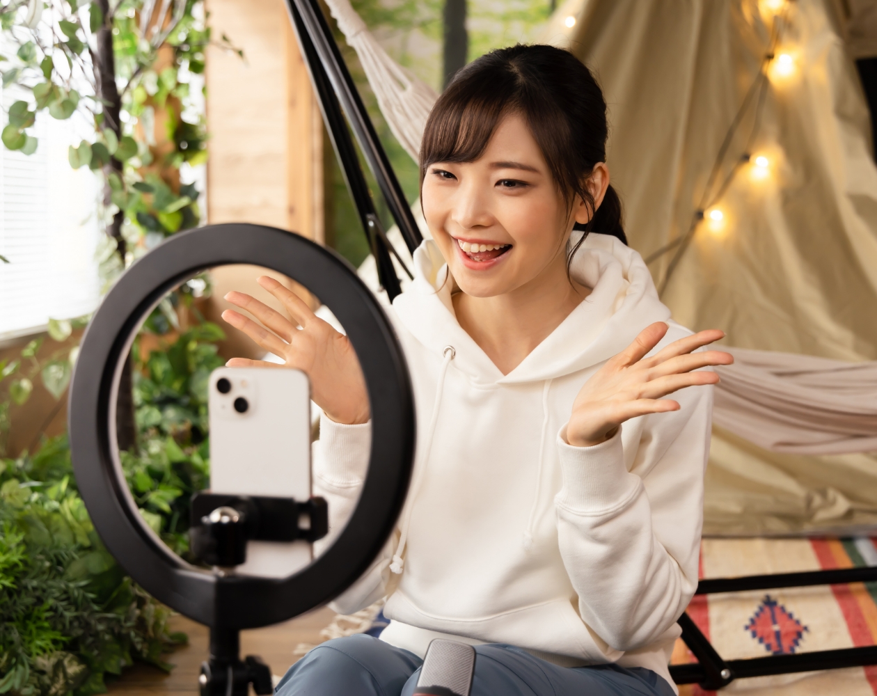 キャンプ撮影をしているYoutuber