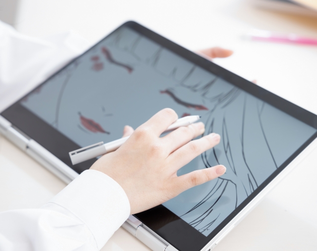 タブレットでイラストを描いているシーン