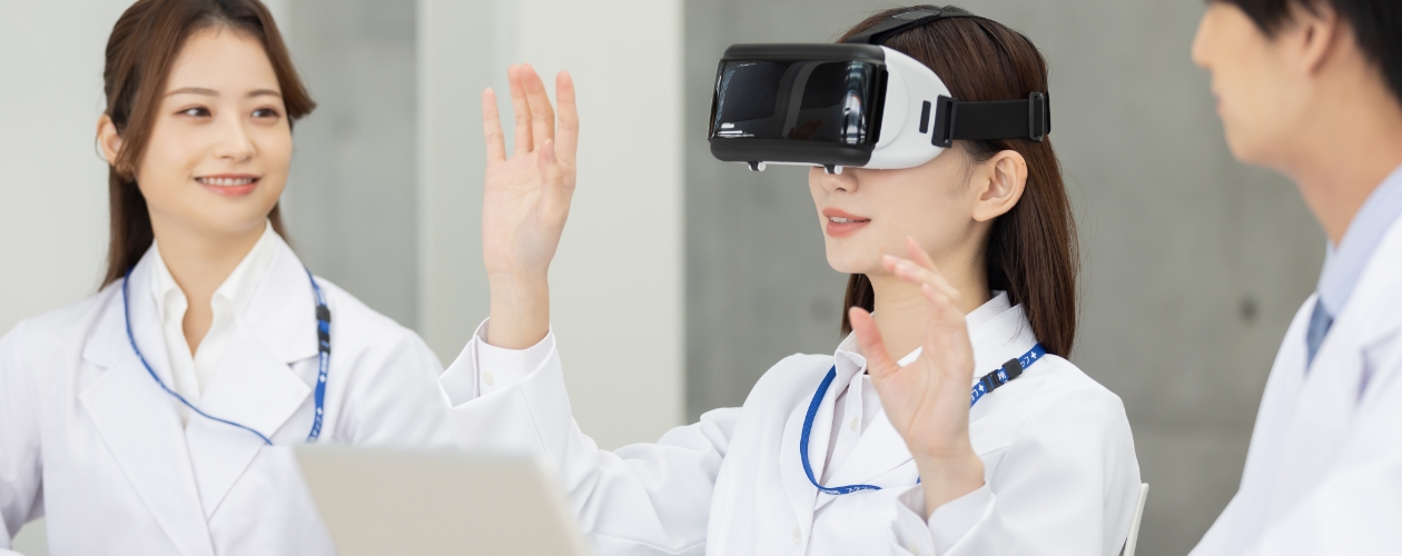 VRを使って仕事をしているシーン