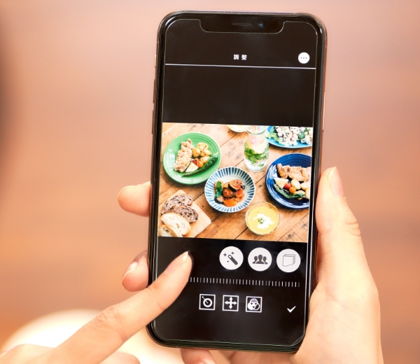 スマホで料理の写真を画像修正している様子