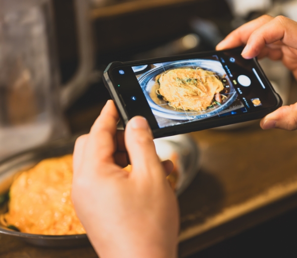 スマホでオムライスを撮影している様子