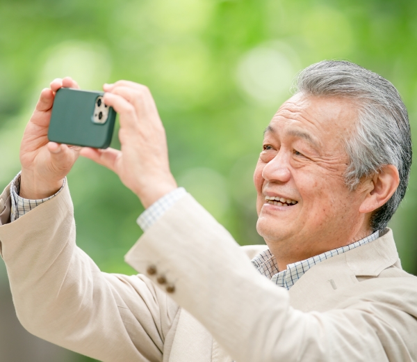 年配の方がスマホ撮影している様子