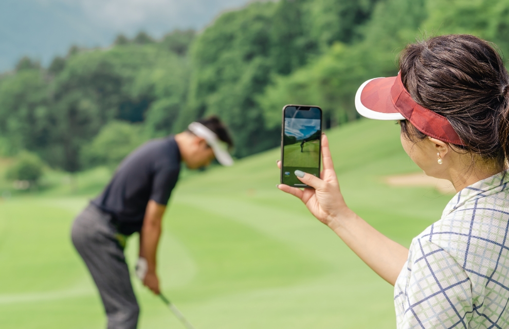 ゴルフのフォームをスマホカメラで撮る様子