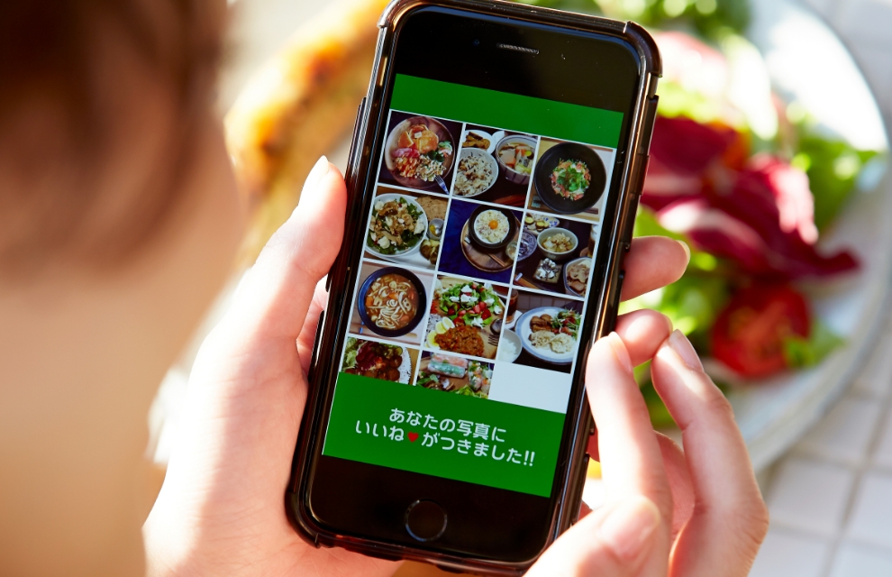 SNSへの写真投稿を楽しむ様子