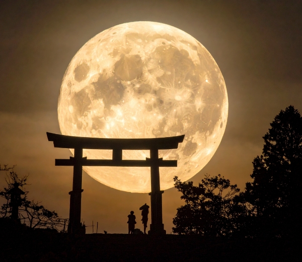 異常に大きな月
