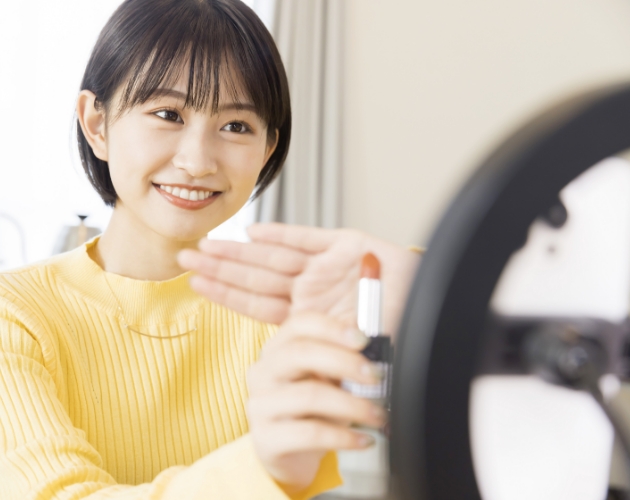 動画撮影をしている女性