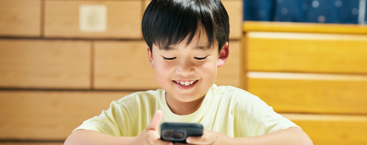 スマホを見ている子供