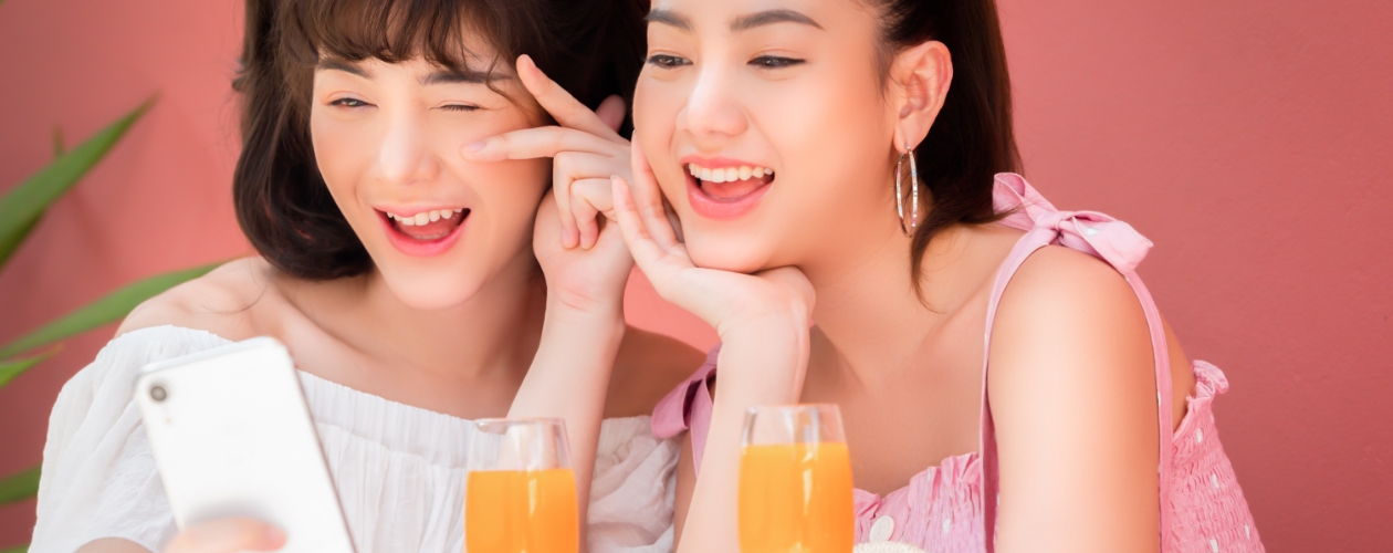 自撮りをしている女性たち