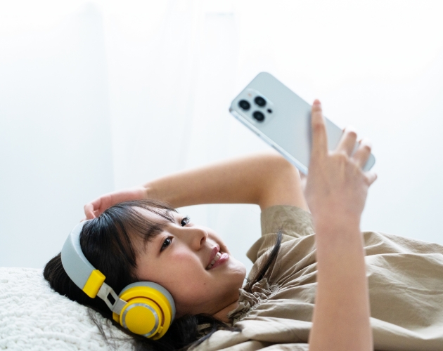 スマホで音楽を聴いている女の子